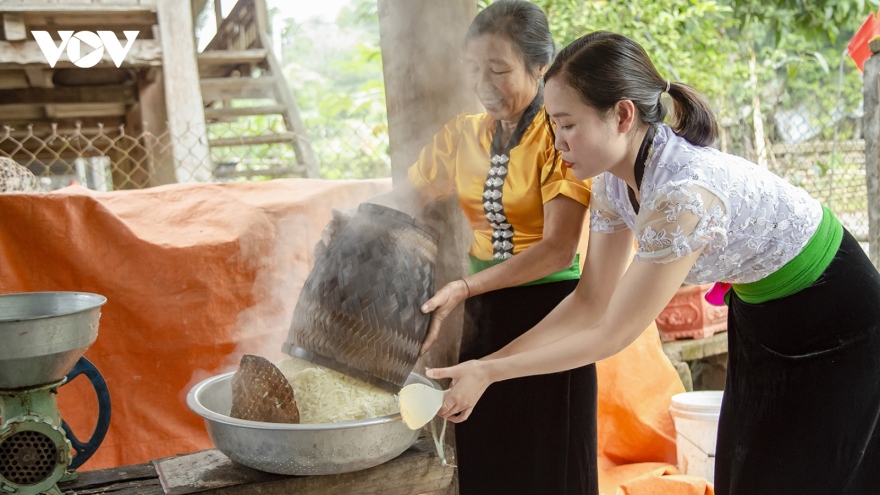 Thai ethnic group make special cake to celebrate new spring